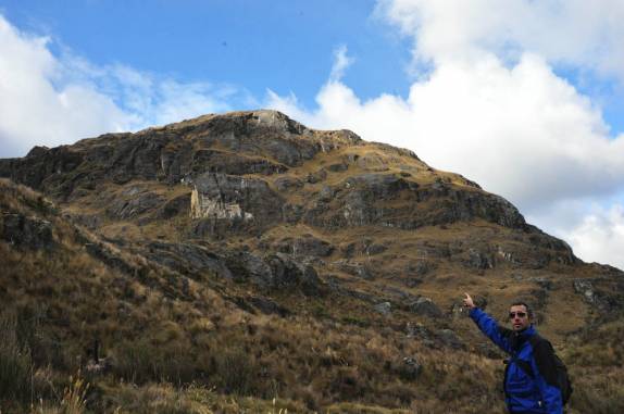 Apontando a montanha que subimos, no Parque Nacional Cajas, na região de Cuenca, no Equador